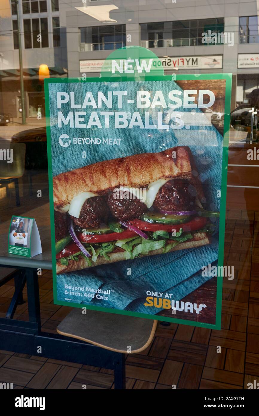 Oltre La Carne di carne a base di carne di carne meballs segno nella finestra di Subway sottomarino sandwich negozio, Vancouver, BC, Canada Foto Stock