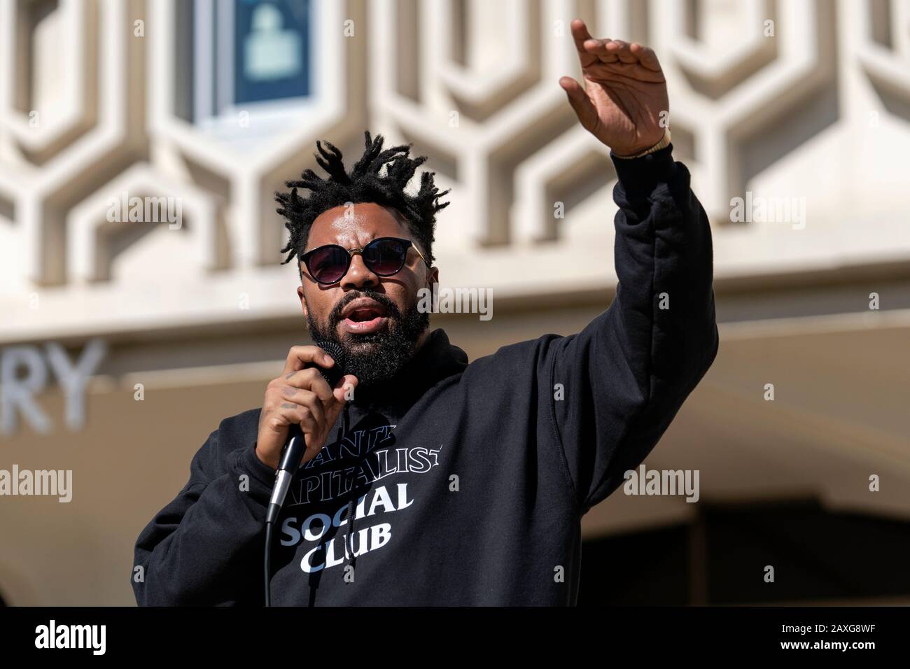 Fullerton, Gli Stati Uniti. 11th Feb, 2020. Phillip Agnew parla come surrogato nazionale per Il Candidato democratico Bernie Sanders alla Cal state University di Fullerton. L'evento faceva parte del Bernie 2020 California College Tour. Credit: Sopa Images Limited/Alamy Live News Foto Stock