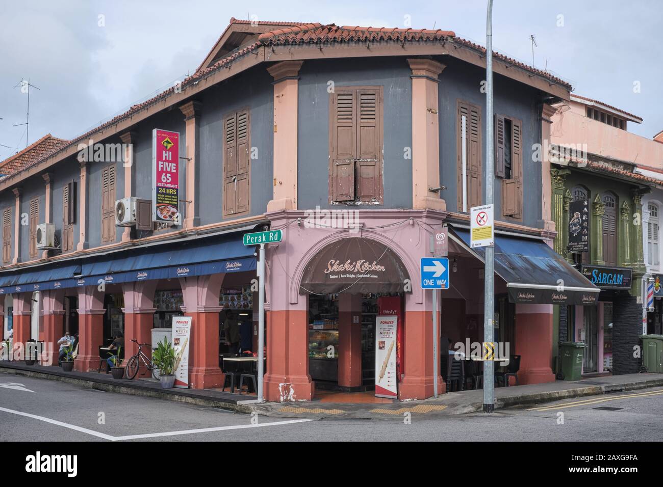 Il vecchio edificio d'angolo tradizionale di Shahi Kitchen (ristorante) in Perak Road / angolo Dunlop Street, Little India, Singapore Foto Stock