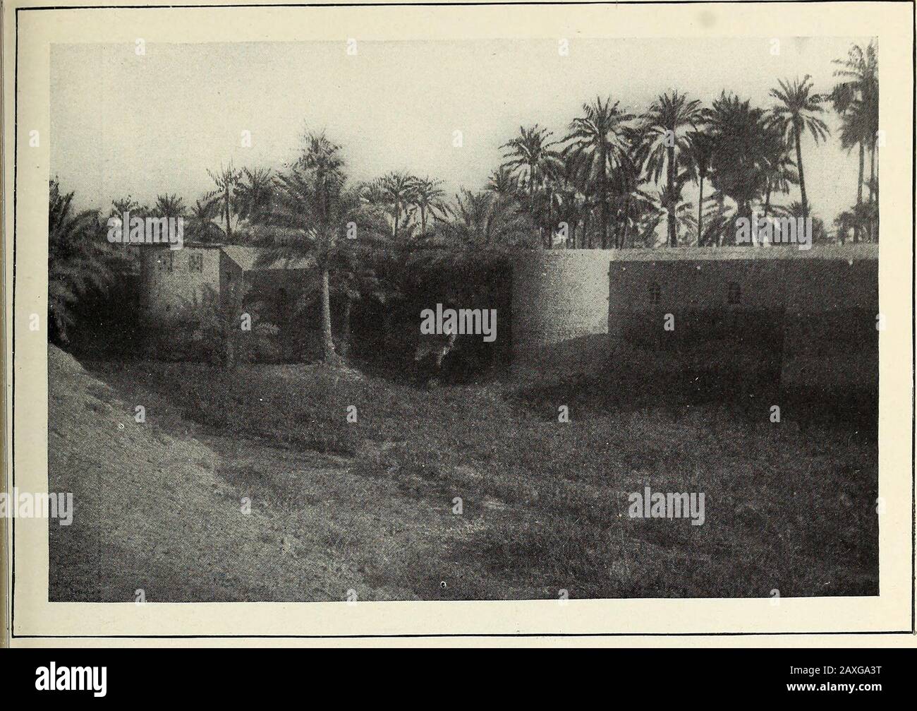 La rivista del New England. Grande lettera;correre circa la torre circolare è un'illustrazione dell'abilità dell'artista Arabian la porta è stata brited in su in 1638, wheiSultan Murad IV ha catturato la città. Un fevyears fa una donna natale scavò una poof oro arabo vicino alla porta, e ora th&lt;terra in quella vicinanza è riempita di buco:scavato dalla gente che avrebbe seguito heexample. Il cancello centrale è ben conservato, un (anche se l'arabo preferisce entrare nel cit;salendo giù nel letto del moatit è ancora in grado di utilizzare. Un bridg fortificato, conduce sopra il fossato all'ottagonale tower1and un sec Foto Stock