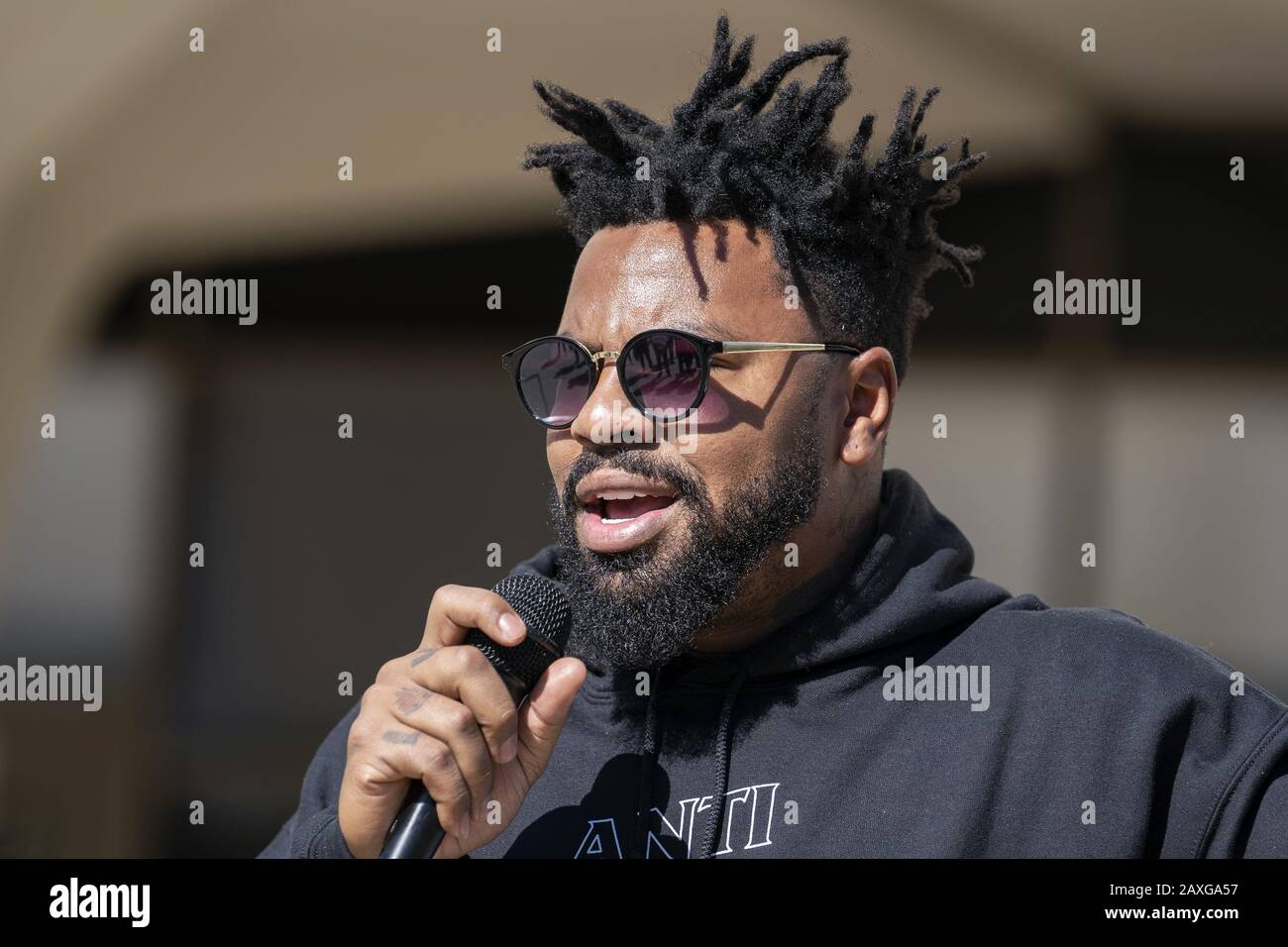 Fullerton, Stati Uniti. 15th marzo 2019. Phillip Agnew parla come surrogato nazionale per Il Candidato democratico Bernie Sanders alla Cal state University di Fullerton. L'evento faceva parte del Bernie 2020 California College Tour. Credit: Ronen Tivony/Sopa Images/Zuma Wire/Alamy Live News Foto Stock