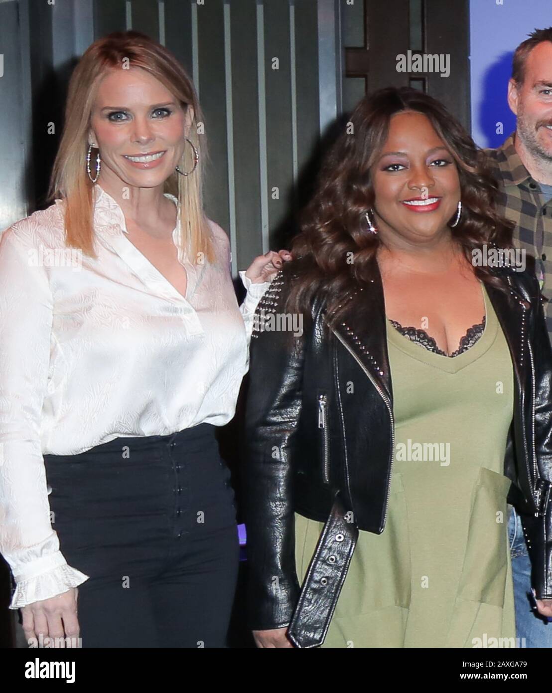 Cheryl Hines, Sherri Shepherd posa come parte del cast per la sensazione di Broadway 'Celebrity Autobiography' tenuto presso il Groundlings Theatre l'11 febbraio 2020 a Los Angeles, CA, USA (foto di Parisa Afsahi/Sipa USA) Foto Stock