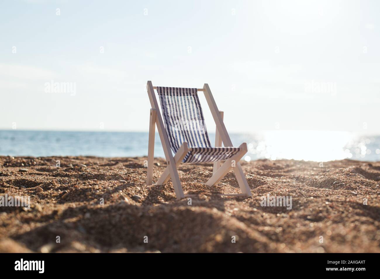 Primo piano di una sedia decorativa da terrazza in piedi sulla sabbia. Montenegro Mare spiaggia. Montenegro Foto Stock