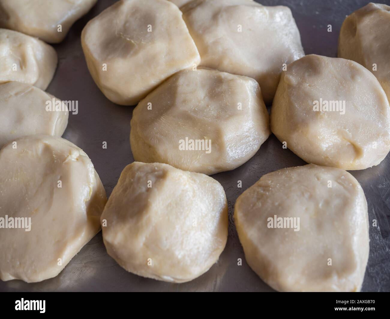 Ingredienti di primo piano di farina di Roti fresca per la produzione di Roti, cibo di strada tradizionale indiano. Foto Stock