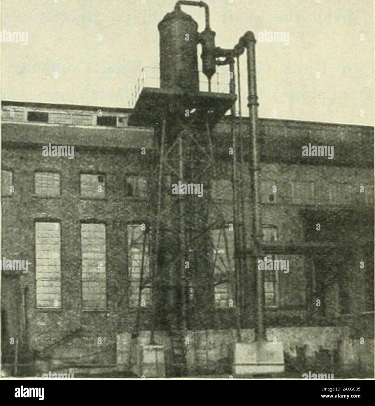 Novità e ingegneria elettrica . ders 36 x 20, aircylinders 32 x 20, Stroke 48 in., ciascuno con 3.000 cubicfeet al minuto. Due compressori NorwjiK lineari. La capacità di compressione totale dell'aria è di circa Ki.OOO cubicfeet al minuto. Il primo turbogeneratore Adanison Roccau a bassa pressione da 1.000 kw è stato costruito in questo edificio vicino a gruppi elettrogeni di tlie e può utilizzare il vapore di scarico da qualsiasi di questi motori. I tre gruppi elettrogeni sono in genere in funzione quando la tur-bine è in funzione, in modo che esegua il loro lavoro sullo scarico del vapore dai compressori. Il carico è di circa 1.000 kw.. Foto Stock