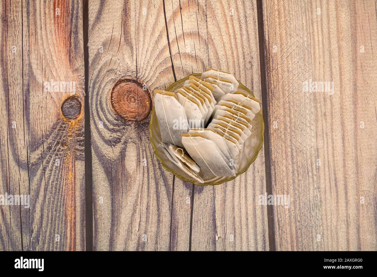 Bustine di tè in vaso di vetro su sfondo di legno. Primo piano Foto Stock