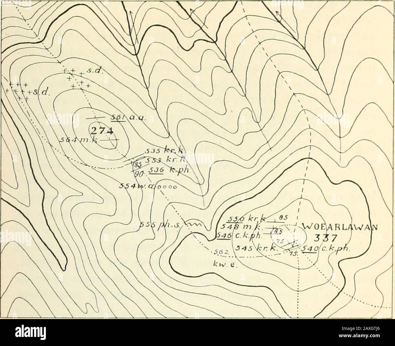 Nederlandsche Timor-expeditie, 1910-1912Beschreven porta G.A.FMolengraaff [et al.] . van dien top komt gemylonitiseerde kalksteen 564 voor. De hoogste top werd nu aan zijn West-noordwestelijke zijde be-steggen; de bodem bedstaat daar eerst uit zeer sterk gedrukten,schisteuzen amandelsteen 554 en ger op uit sterk gefrommeldenphyllitischen schist 555. Anche na het middaguur werd de top (337 M) van den Woear-lawan bereikt. Op den top is door een geringe verbreeding vanden bergkam een vrij vlak terrein van geringe uitgestrekheid ont-staan, waarin een paar kleine karbouwenpoelen liggen. Aan dezuidz Foto Stock