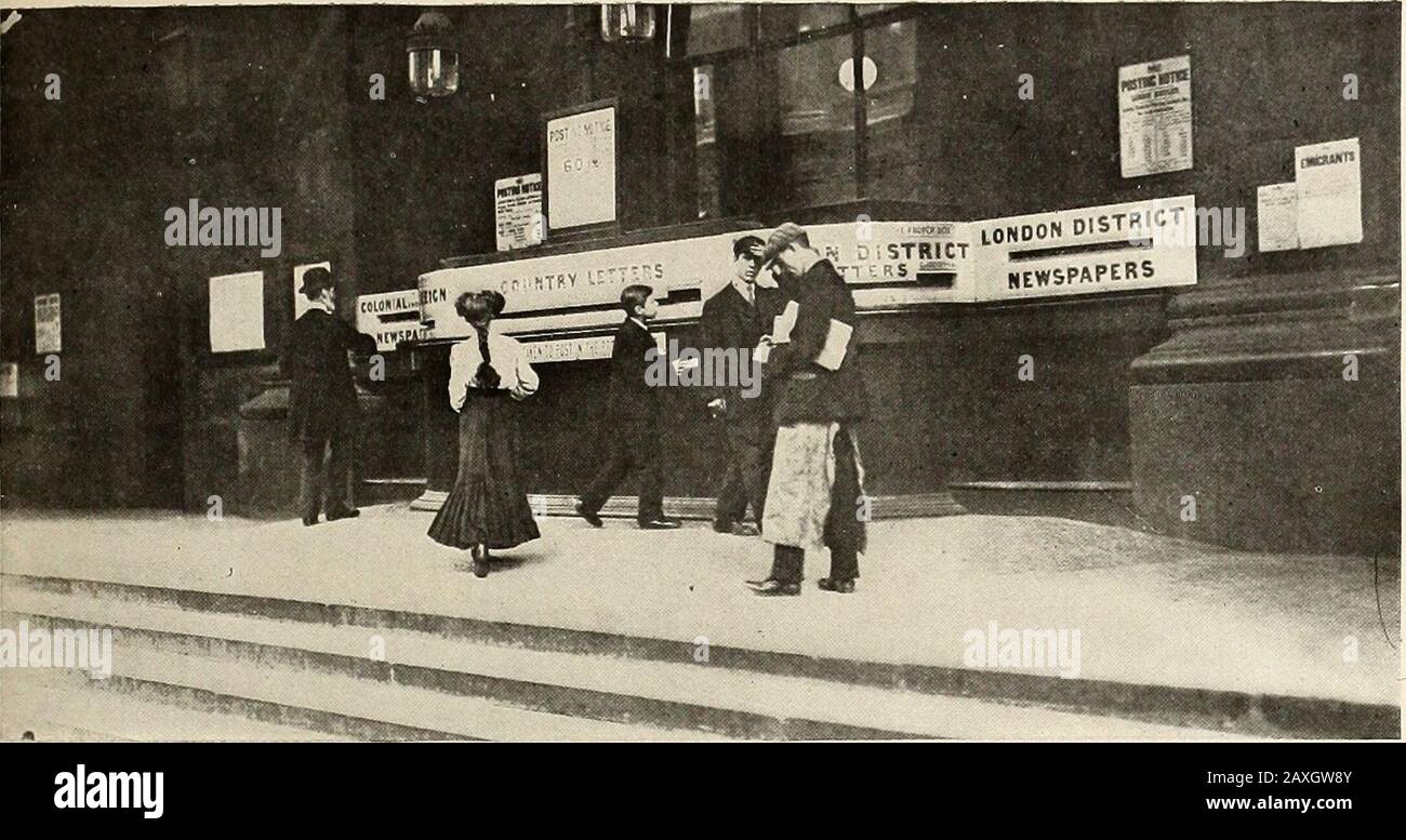 StNicholas [seriale] . La proprietà del Metropolitan Museum of Art il dono di George A. Hearn IL GIOVANE PIONIERE. DIPINTO DA DOUGLAS VOLK.. LE CASSETTE DI CONSEGNA DI UN UFFICIO POSTALE DI LONDRA. LETTERE-SCATOLE IN TERRE STRANIERE DA A. R. ROY l'anno 1910 porta il trecentesimo anniversario della scatola di lettere. Per la prima lettera-scatola è stato stabilito a Parigi in 1560. È vero che una sorta di scatola di lettere era in uso in Italia prima di quel tempo; non è stato tuttavia utilizzato dal servizio postale, ma come luogo per denuncia-zioni dirette alla polizia. La prima lettera-scatola in Germania era estishedin Foto Stock