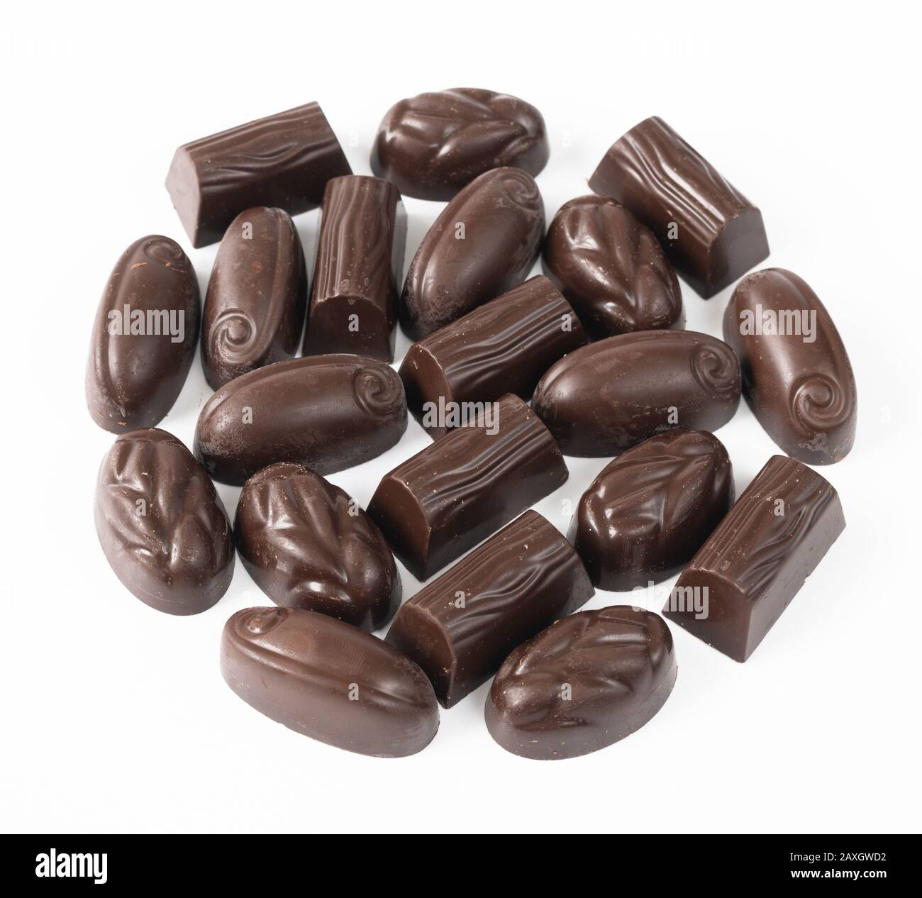 Caramelle al cioccolato fondente su sfondo chiaro Foto Stock