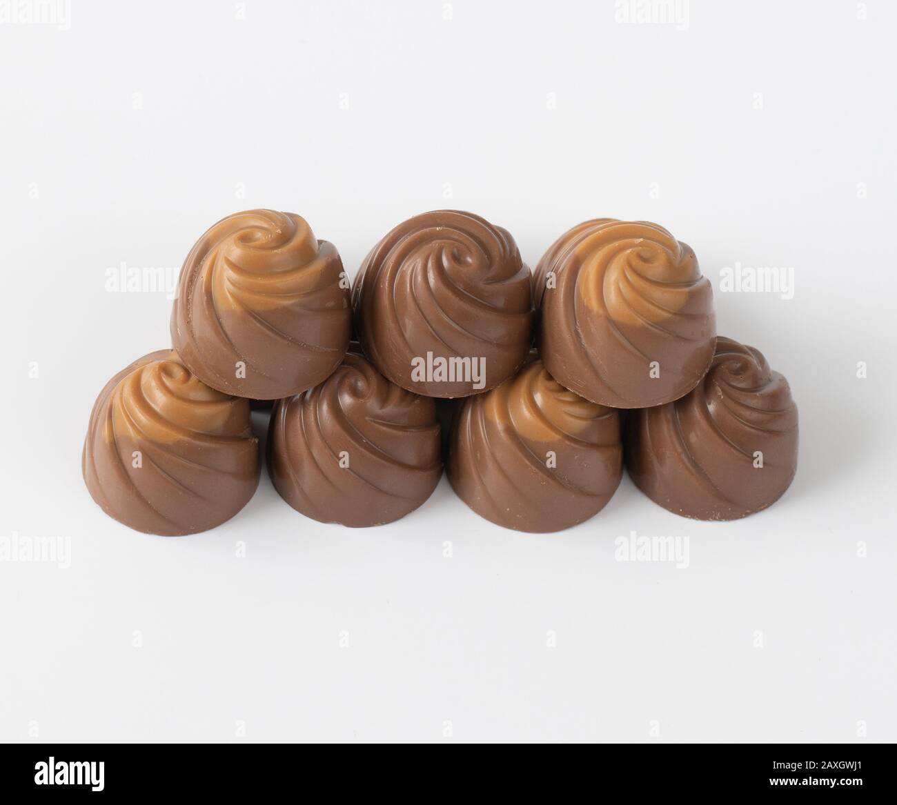 caramelle di cioccolato al latte su sfondo chiaro Foto Stock