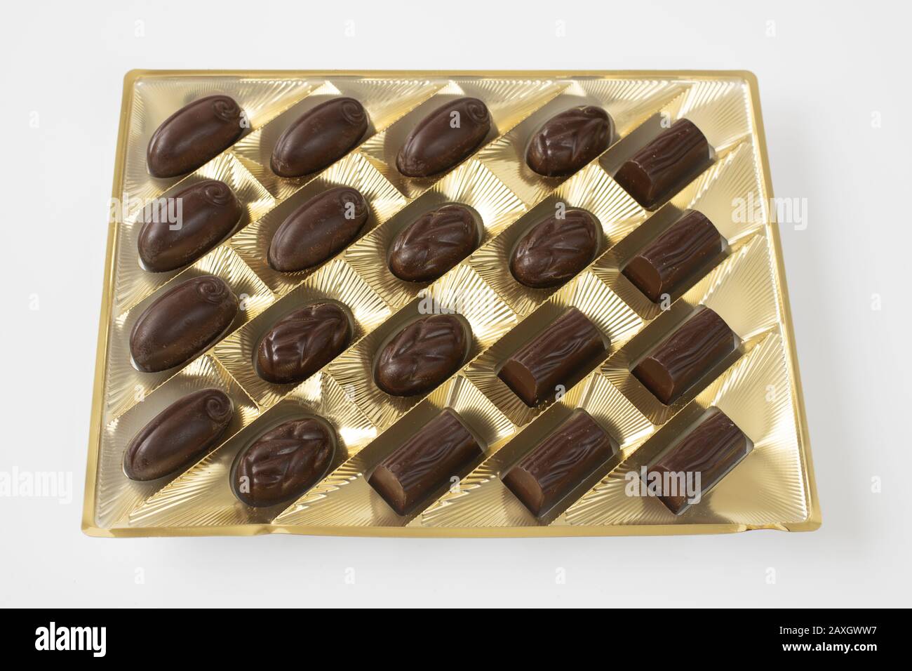 caramelle al cioccolato fondente confezionate su sfondo chiaro Foto Stock