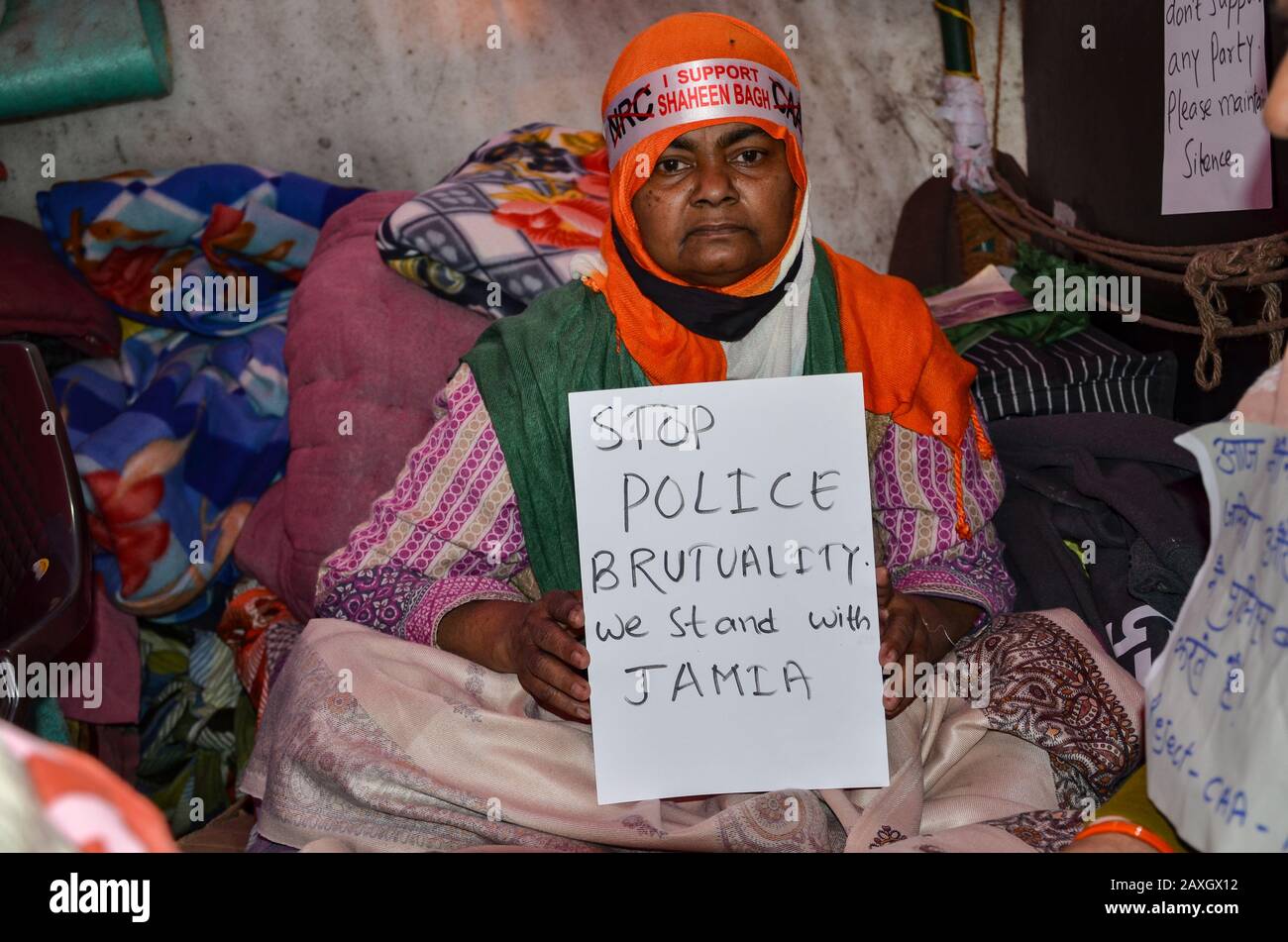 New Delhi, INDIA. 11 Febbraio 2020. Le donne Protestano contro Shaheen Bagh contro CAA & NRC. Una protesta delle donne che tiene un poster alle proteste. Foto Stock