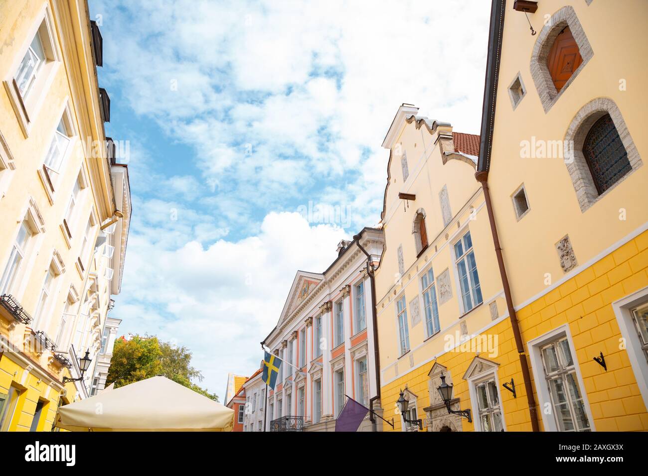 Città vecchia di Tallinn strada colorata in Estonia Foto Stock