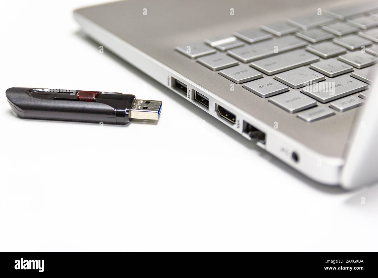 Flash drive con computer portatile per conncet alla porta USB plug-in Laptop per trasferimento e backup business Foto Stock