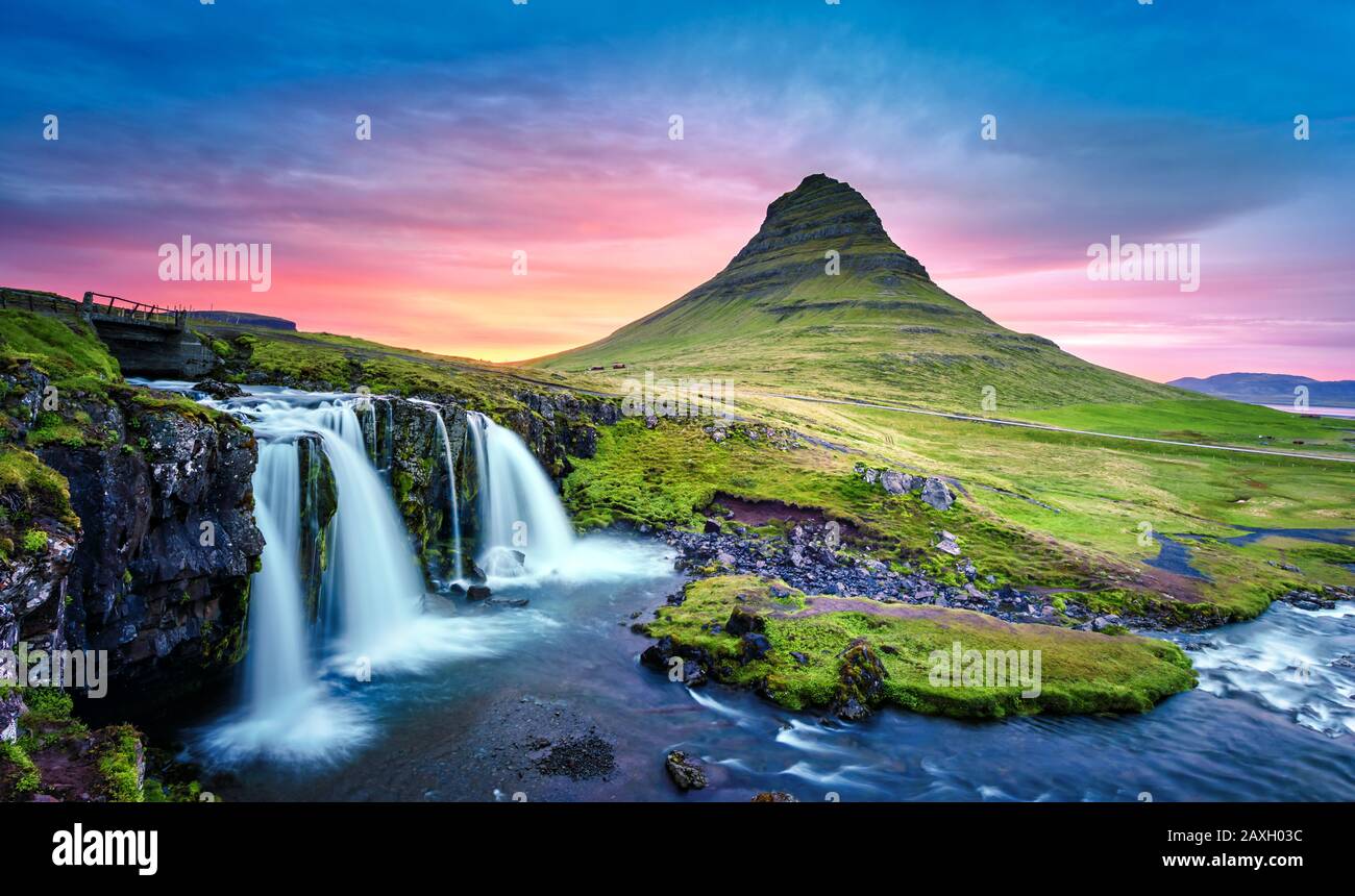 Paesaggio pittoresco con cascata Kirkjufellsfoss e montagna Kirkjufell, Islanda, Europa. Foto Stock
