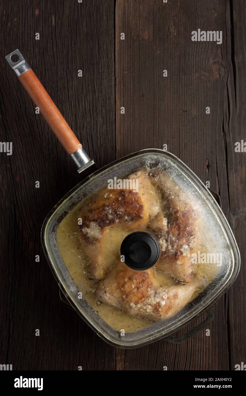 gamba di anatra, anatra fritta, padella in ghisa, forno fritto, fritto a sud, ricetta di pollo al forno Foto Stock
