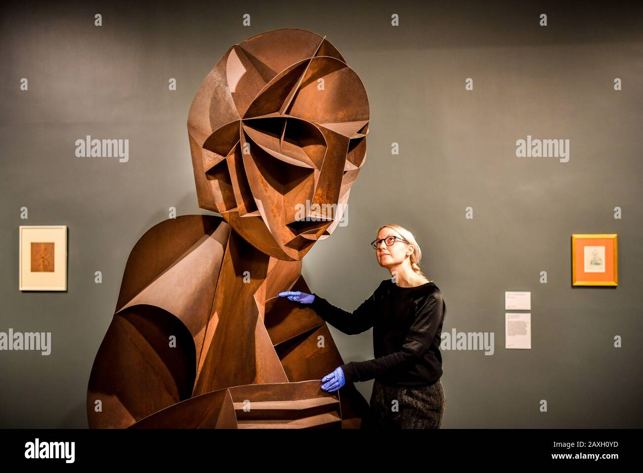 Il cancelliere Helen Bent controlla "Costued Head No.2" alla Tate St Ives, dove la mostra Naum Gabo coincide con il 100th anniversario della pubblicazione dello scultore influente Il Manifesto Realistico. Foto Stock