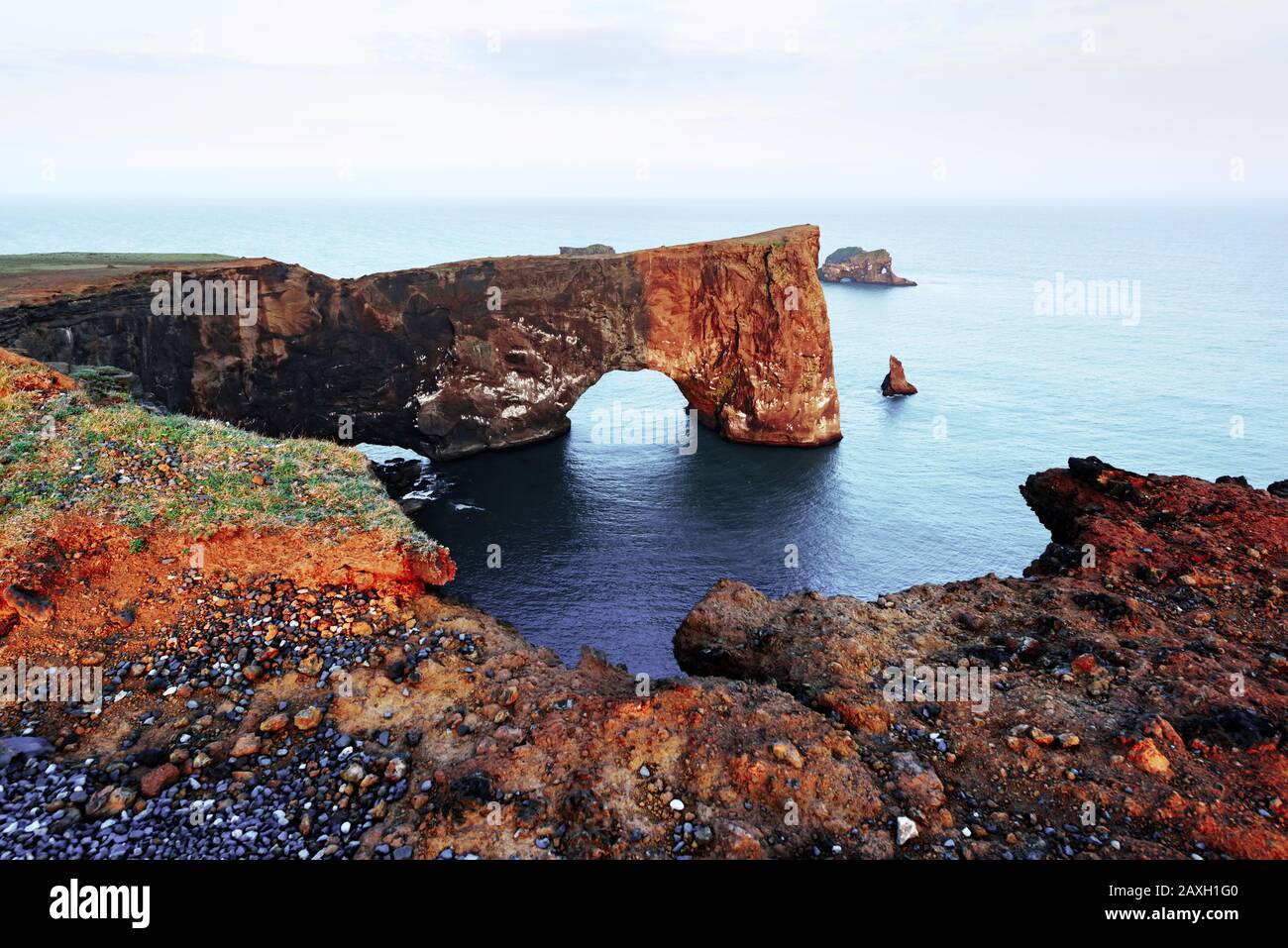 Splendido paesaggio con arco di basalto unico sulla Riserva Naturale di Dyrholaey, Islanda, Europa Foto Stock