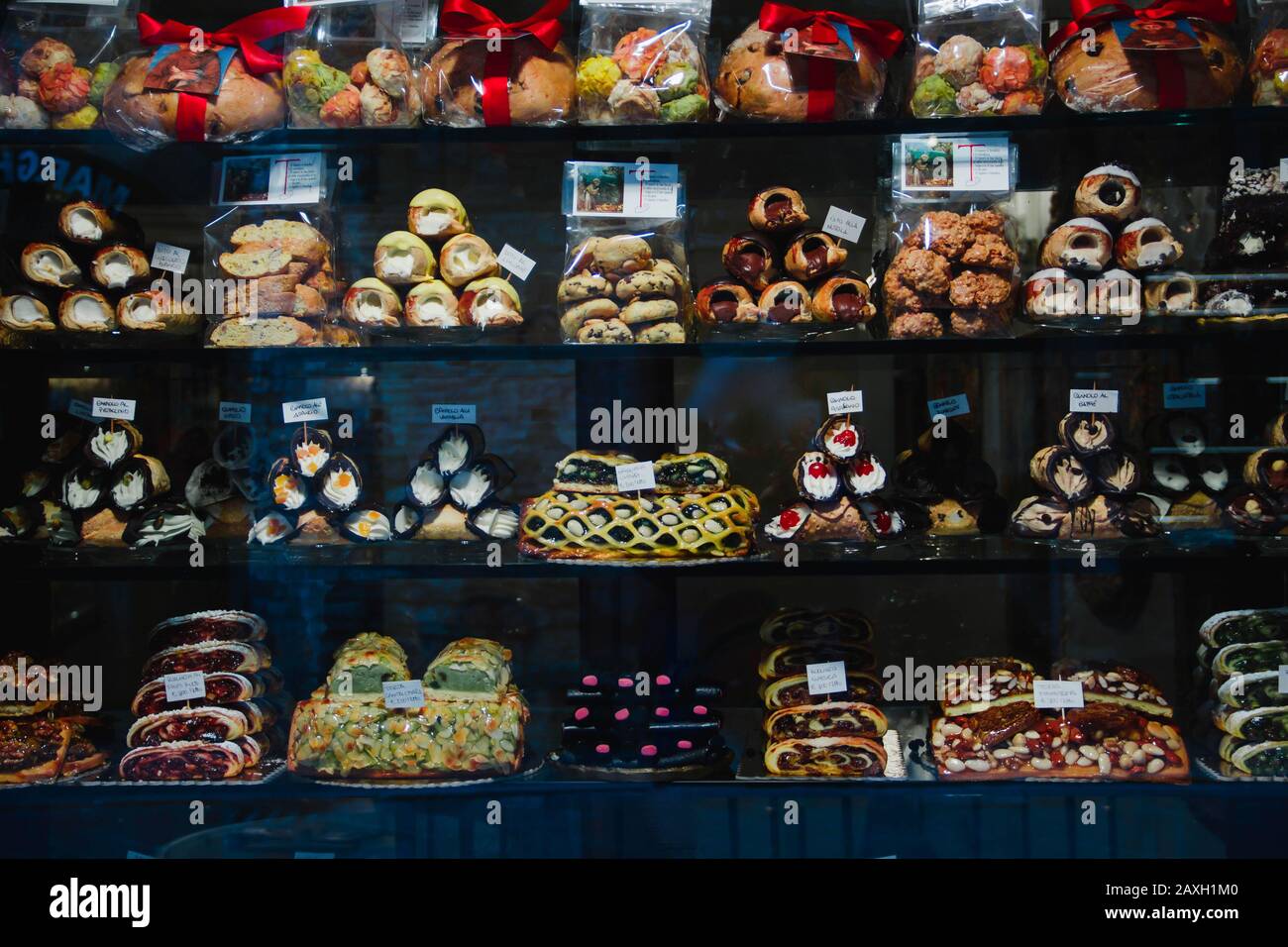 Dolci e dolci italiani, tipici della Sicilia e della Toscana, Italia. Foto della guida gastronomica con cannoli, cantucci, biscotti e altri biscotti Foto Stock