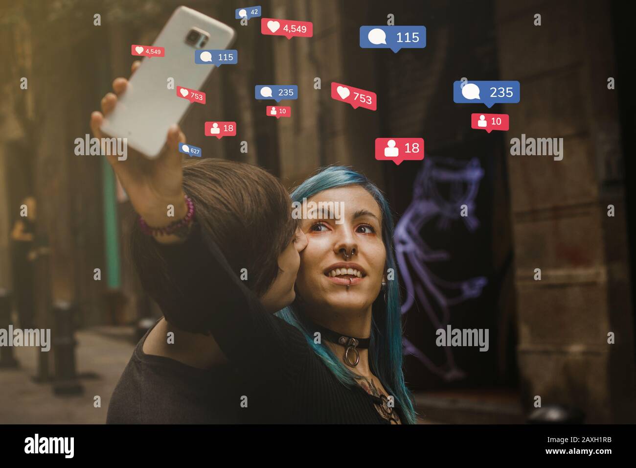 Concetto di dipendenza dai social media: Un paio di milleniali che scattano foto con lo smartphone su una strada, stile di vita degli adolescenti Foto Stock