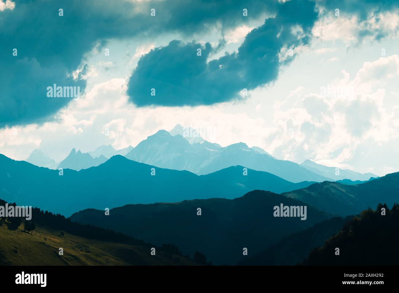Paesaggio con bellezza blu montagne gamma e cielo nuvoloso Foto Stock