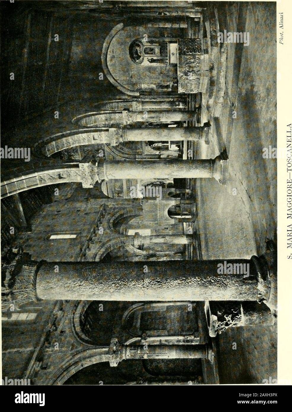 Architettura bizantina e romanica . uatrefeils stopThere è un cambiamento anche nel cornicione che corre sopra gli archi. La risposta sulla parete di fondo è un gruppo di piccoli alberi con fasce e base molto come i primi Inglesi. Queste due baie non possono essere più vecchie del 13 ° secolo. La splendida fa9ade (Lastra LX) mostra anche la lavorazione di almeno due date. Le due porte laterali sono di stile romano, e nei zigzag^ del portale sinistro e nei thedogteeth della mano destra troviamo con sorprese familiari all'occhio settentrionale (Fig. 49). Con un piccolo cambio della porta sinistra in particolare, cosighthave Foto Stock