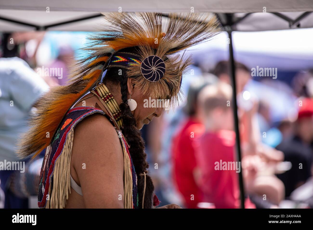 Primo piano ritratto di un indiano americano in abito completo a un festival Pow Wow Foto Stock