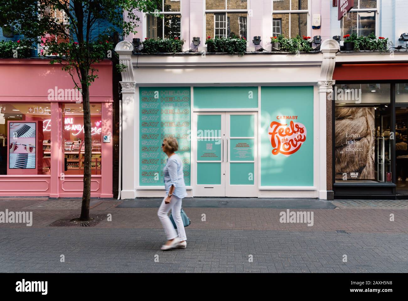 Londra, Regno Unito - 15 maggio 2019: Gli acquirenti che passano davanti a uno spazio vuoto per il commercio al dettaglio in affitto a Carnaby Street, Soho, nel West End di Londra. Sfocatura movimento Foto Stock