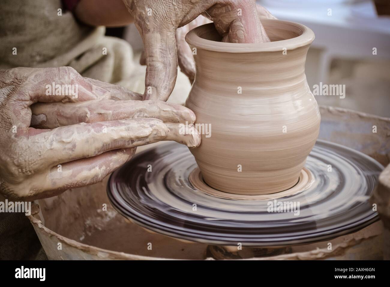 Master class sulla modellazione di argilla su un tornio del vasaio nel laboratorio di ceramica Foto Stock