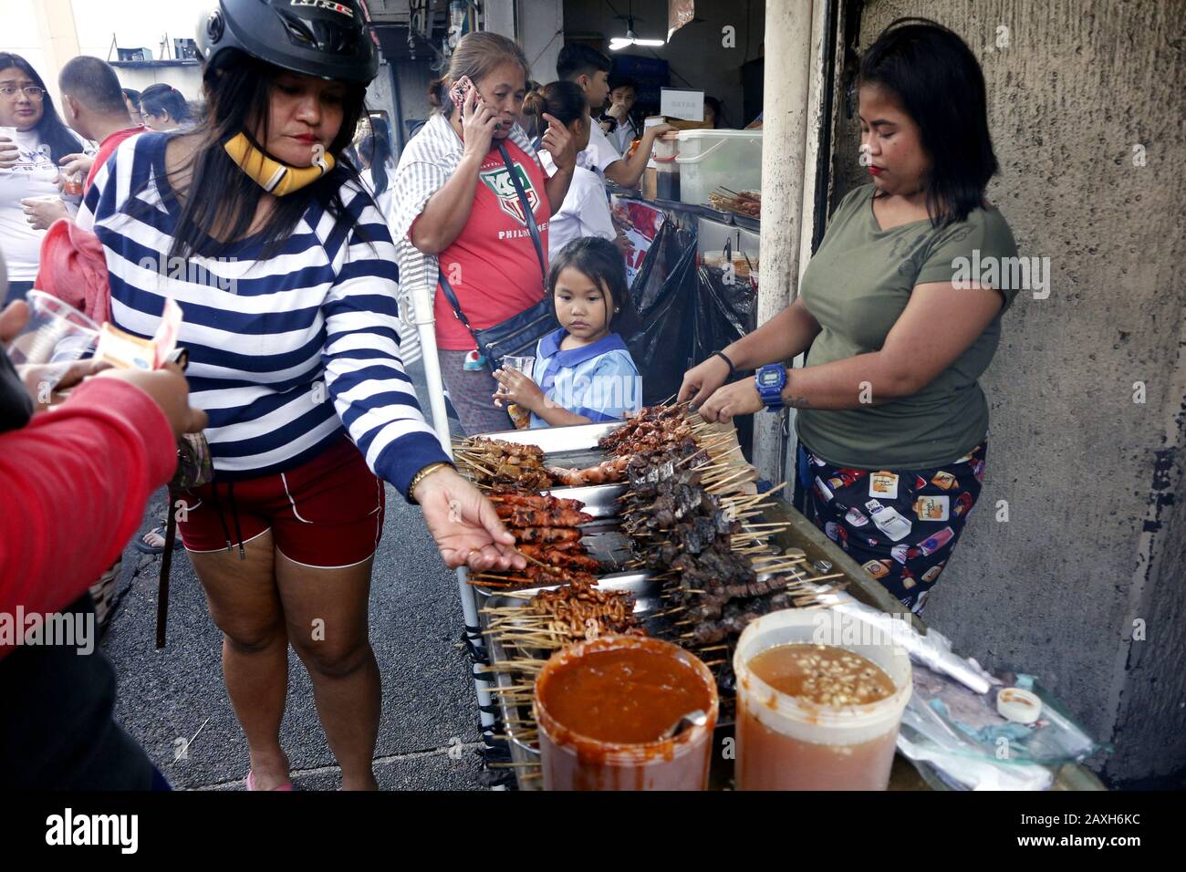 Antipolo City, Filippine - 11 febbraio 2020: Street food Vendor vende interiora di maiale alla griglia e fritta in uno stallo improvvisato lungo un marciapiede Foto Stock