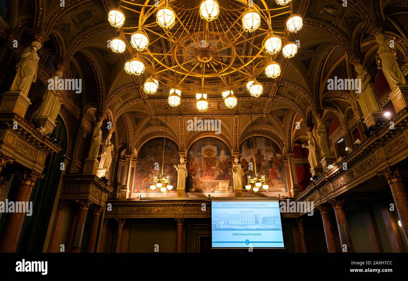 All'interno dell'Accademia Ungherese delle Scienze (MTA), il suo edificio centrale è stato inaugurato nel 1865, in stile architettonico rinascimentale. Foto Stock