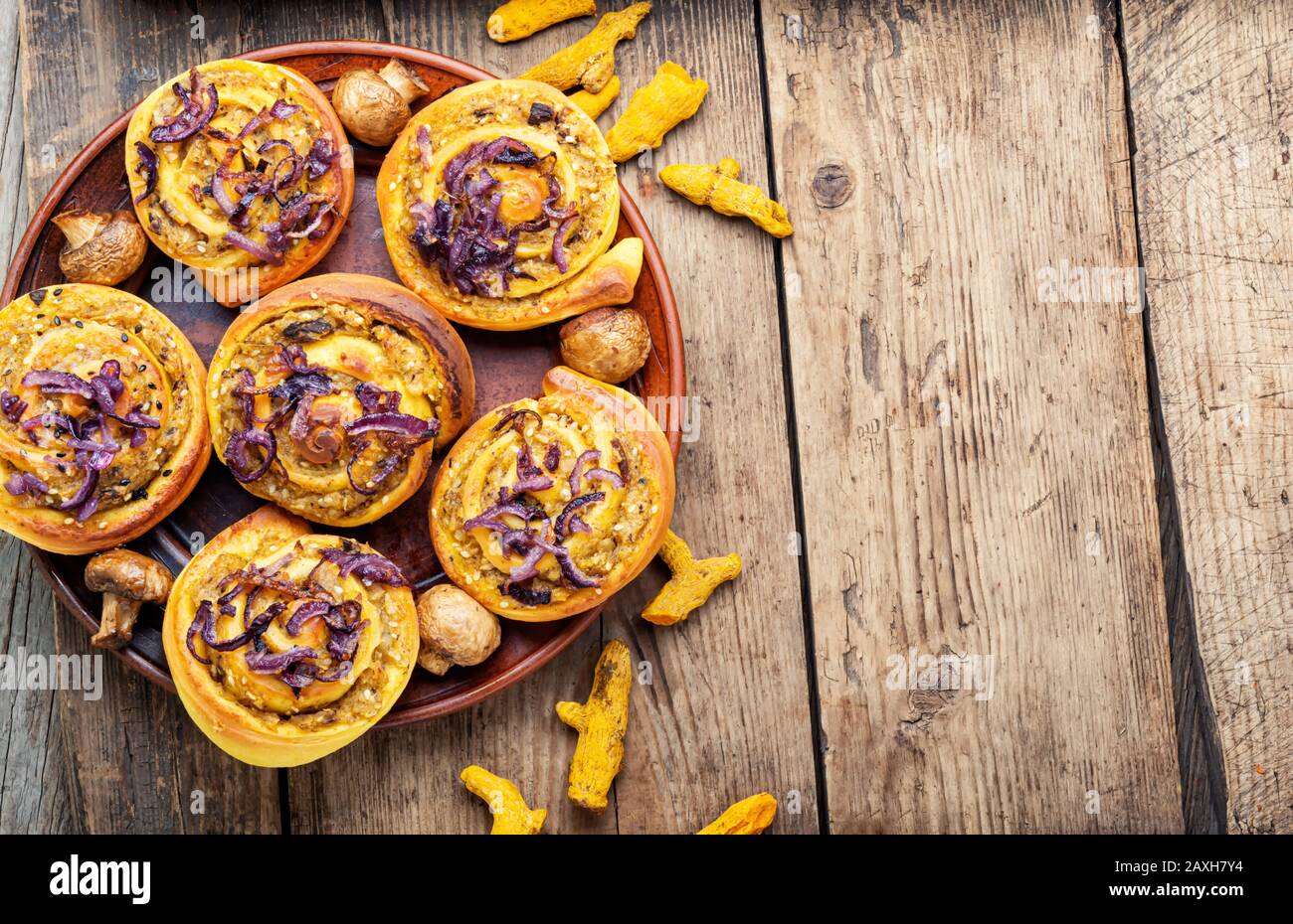 Panini al forno con patate e pasta Turmerica. Foto Stock