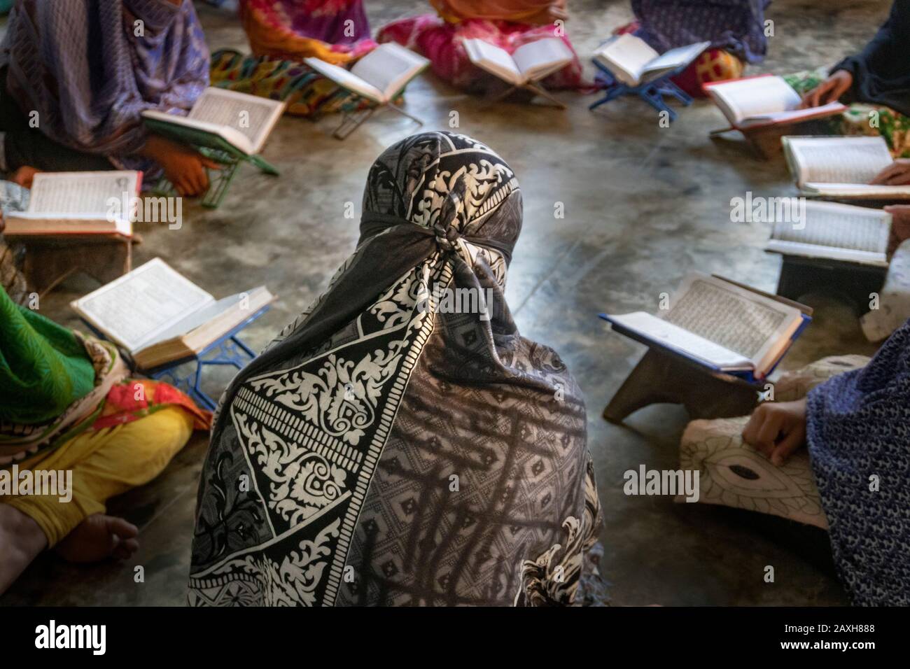 Le ragazze orfane stanno studiando il Corano in un'istituzione religiosa, a laxmipur Bangladesh. Foto Stock