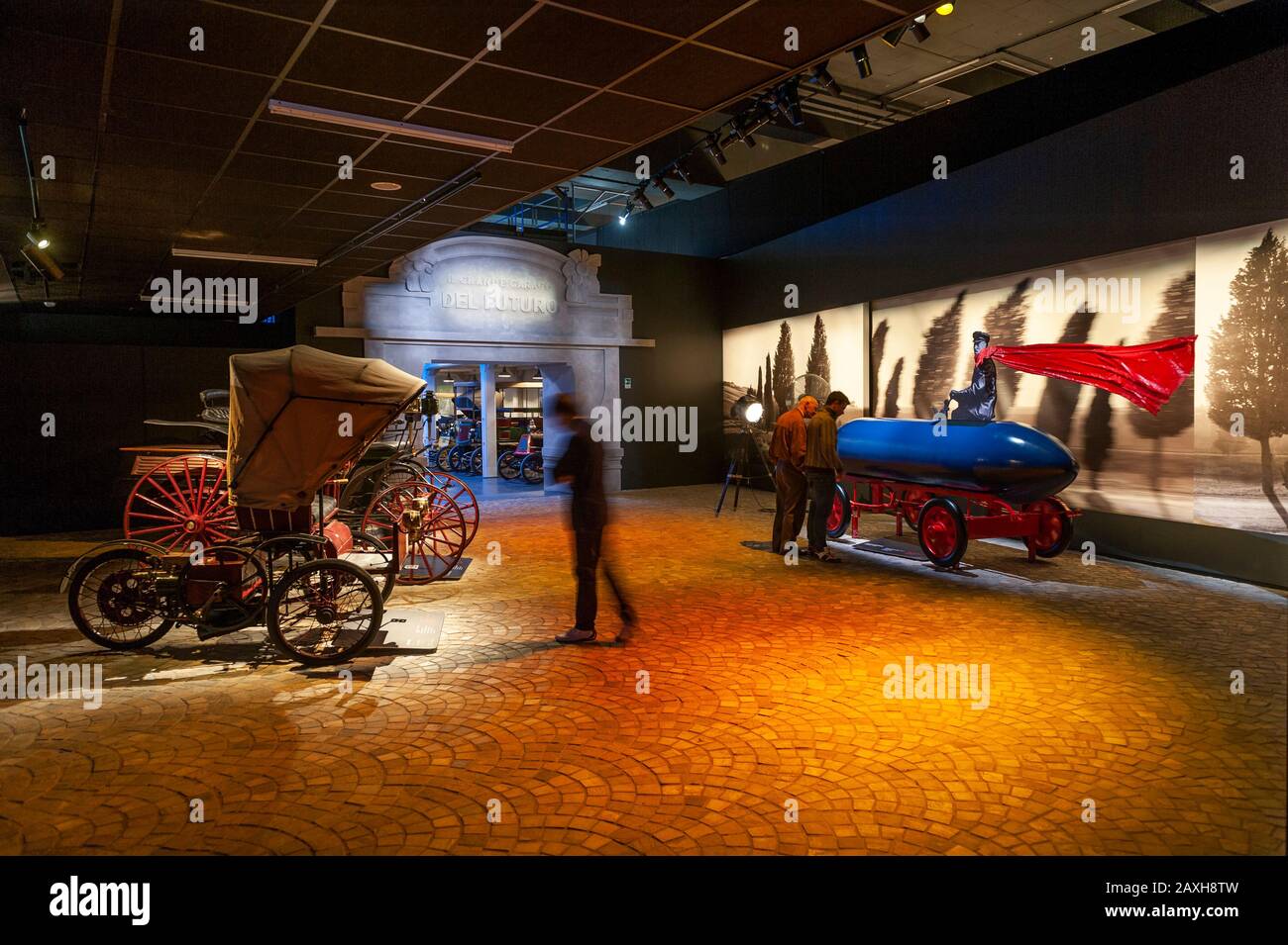 Torino, ITALIA - gli antichi primi modelli di auto nel Museo dell'Automobile. Foto Stock