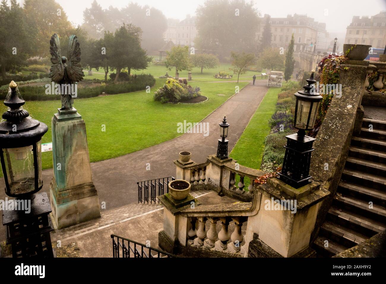 La statua dell'Angelo della Pace presiede il Parade Gardens Public Park, a Bath, Inghilterra. Foto Stock