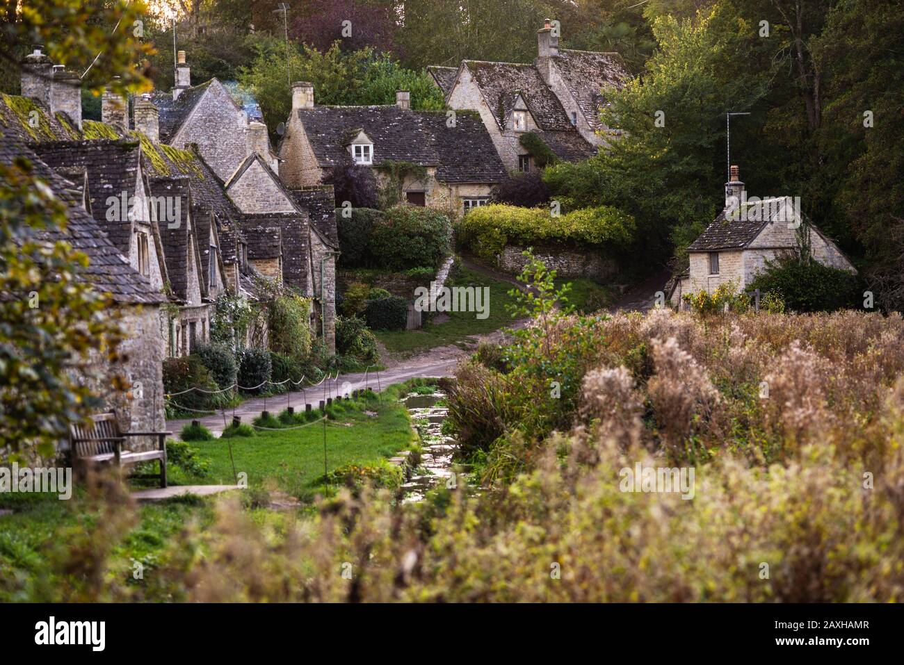 I cottage dei tessitori di Arlington Row a Bibury, Inghilterra, nelle Cotswolds. Foto Stock