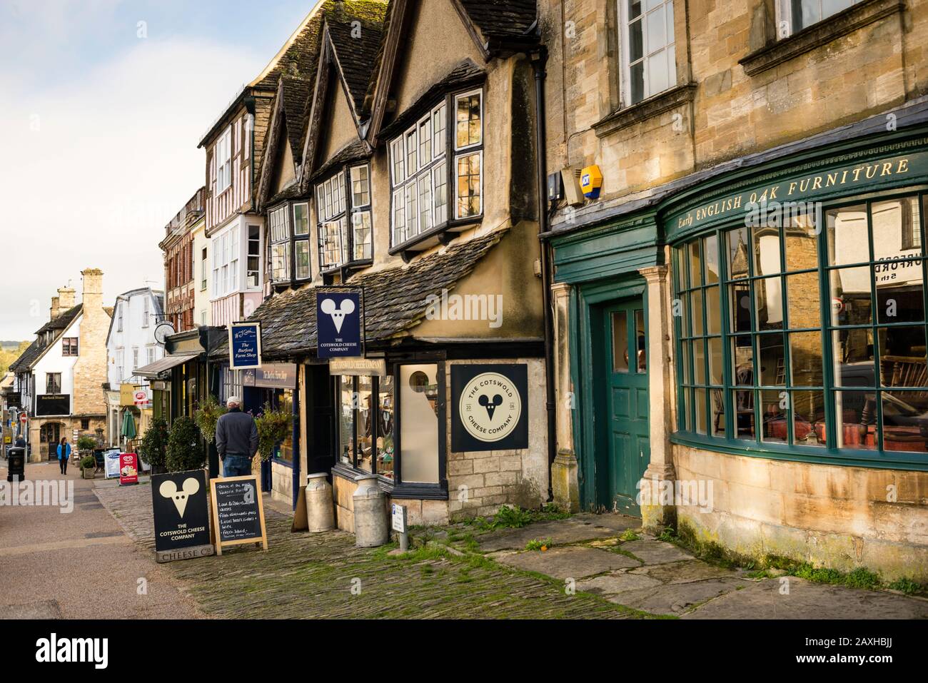 Città medievale di Burford, nelle Cotswolds, in Inghilterra, su High Street. Foto Stock