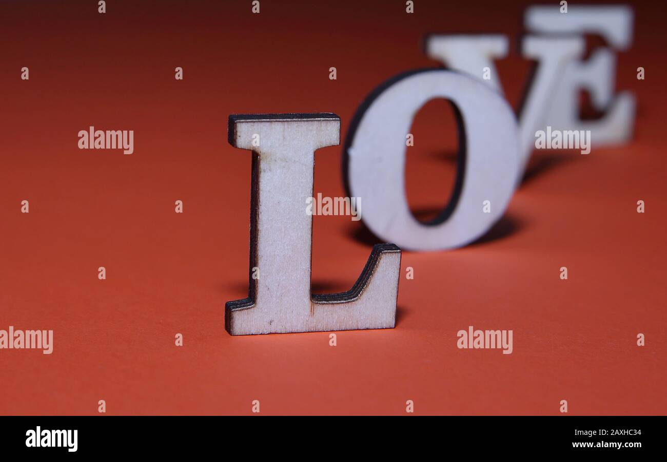 Sfondo 3-d con amore parola fatto di lettere di legno su sfondo rosso primo piano, Foto Stock