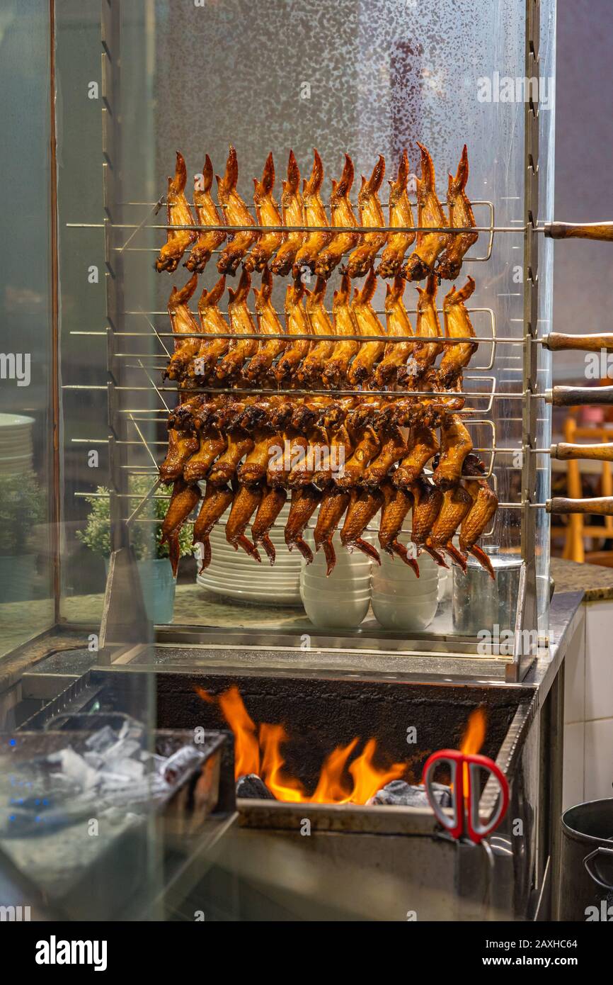 Ali di pollo arrosto sui carboni da fuoco nel ristorante cinese Foto Stock