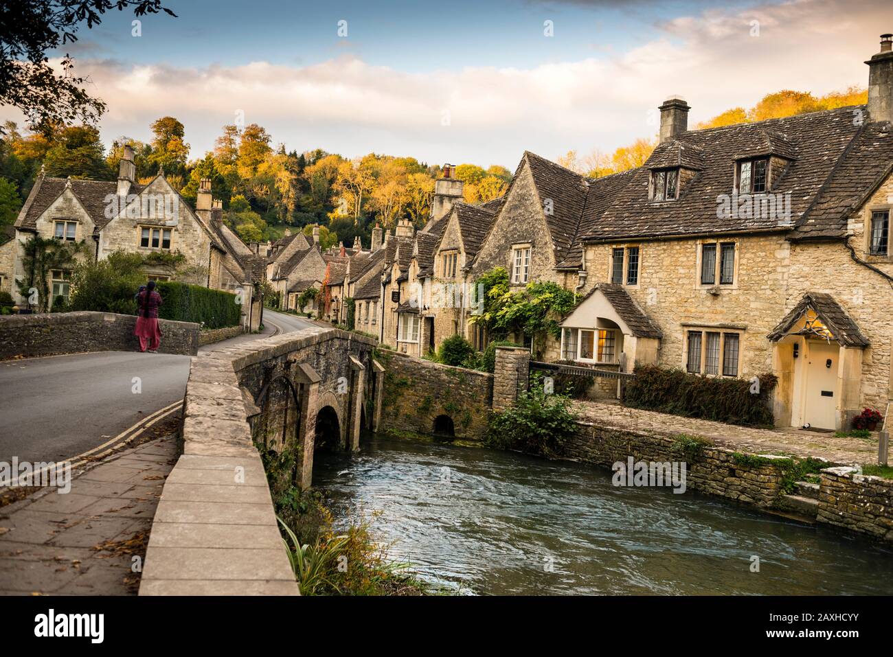 Madre e figlio alla luce della fine dei giorni a Castle Combe, un villaggio nelle Cotswolds, in Inghilterra. Foto Stock