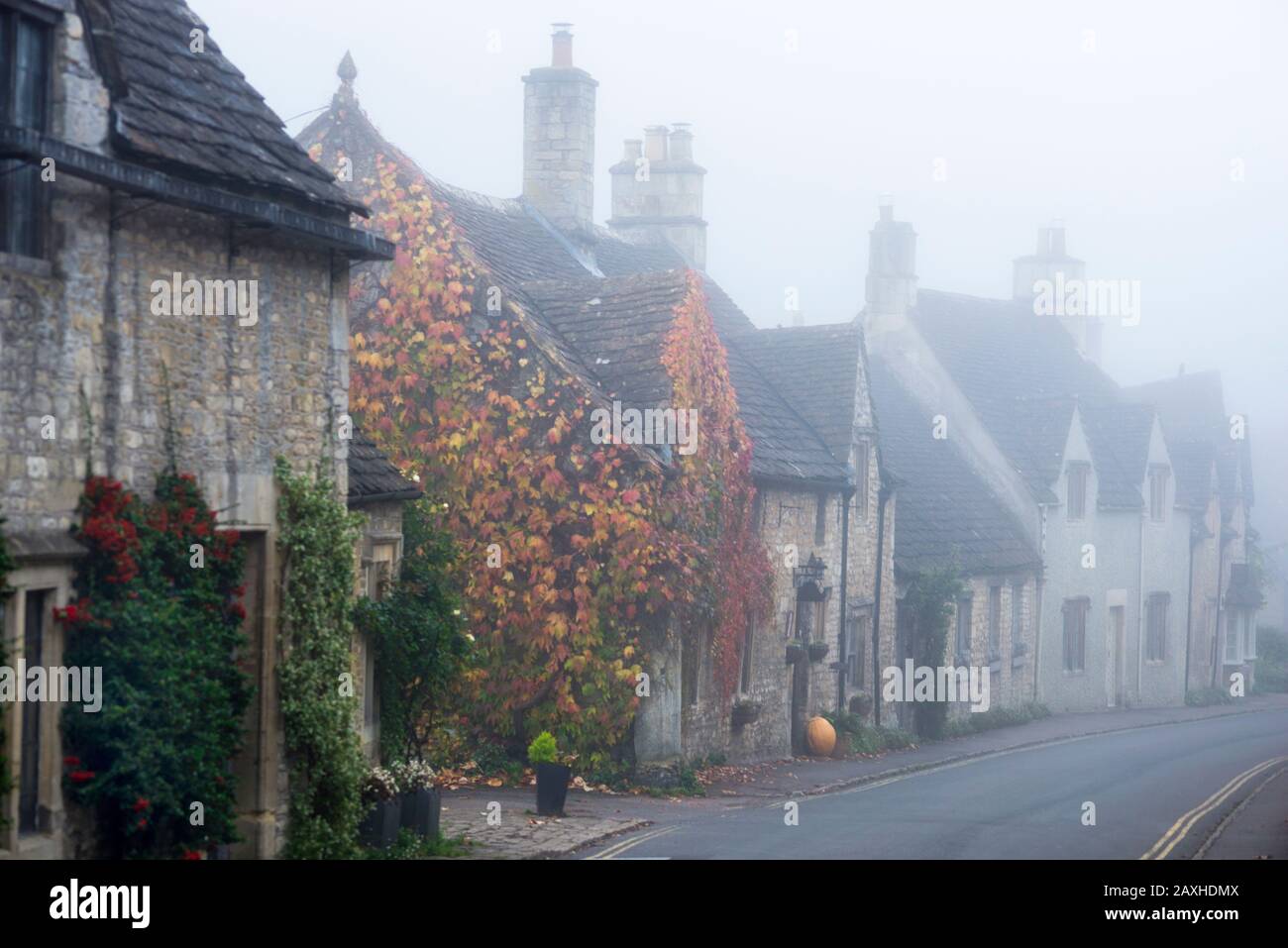 Castle Combe è un villaggio di campagna inglese per antonomasia nelle Cotswolds, in Inghilterra. Foto Stock