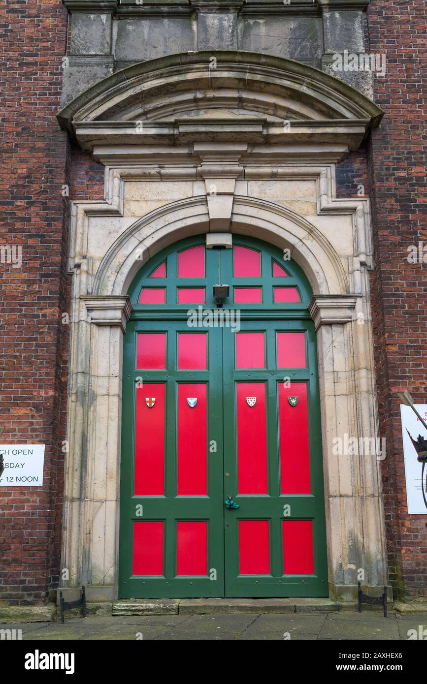 Grande porta dipinta di rosso e verde all'ingresso della chiesa di St Edmund King e Martire a Dudley, West Midlands, Regno Unito Foto Stock