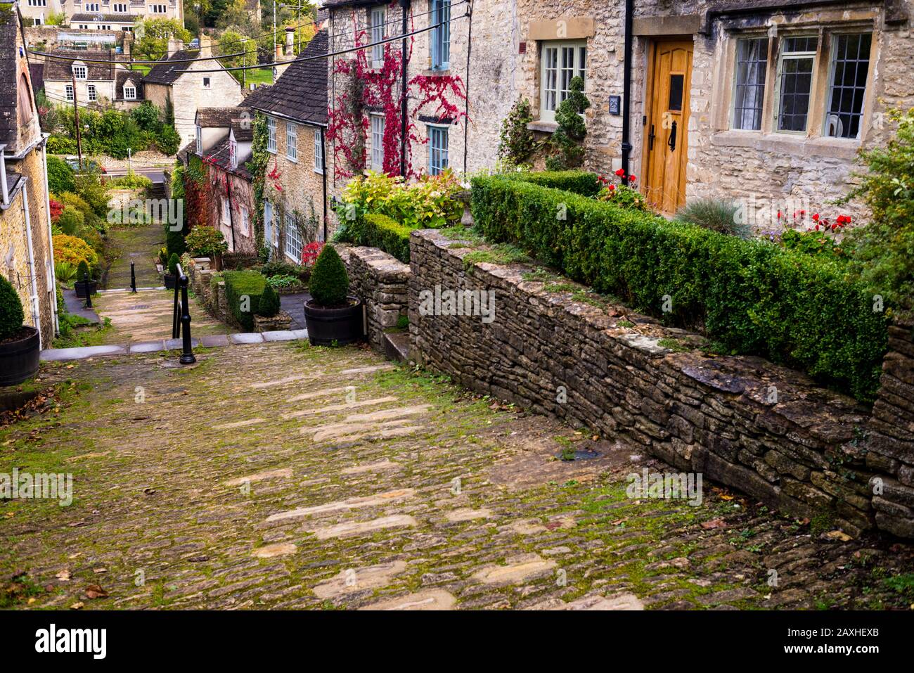 Scalinate a Tetbury, in Inghilterra, era originariamente una strada medievale fiancheggiata da cottage di tessitori. Foto Stock