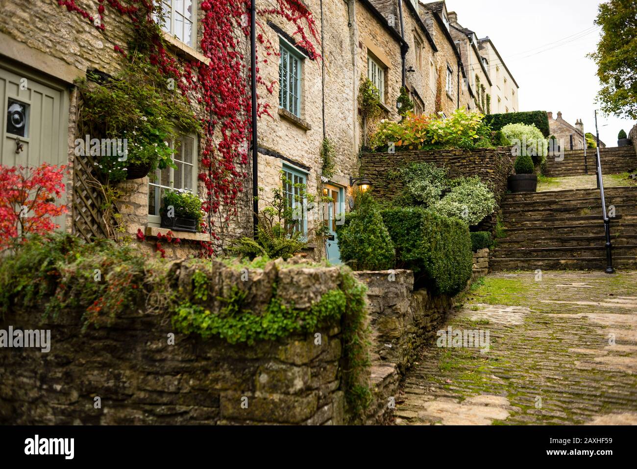 Scalinate a Tetbury, strada medievale dell'Inghilterra fiancheggiata da cottage di tessitori. Foto Stock