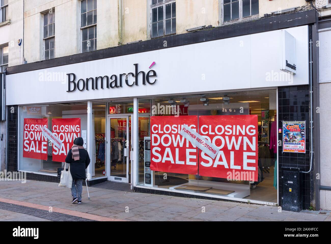 Negozio Bonmarche con poster "chiusura della vendita" in vetrina a Dudley, West Midlands Foto Stock