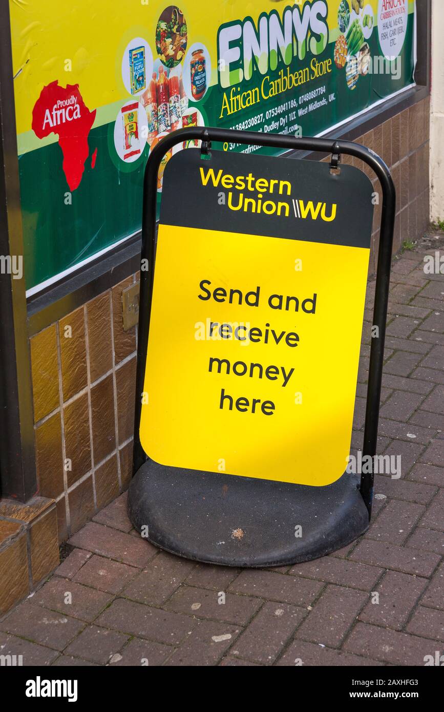 Firma all'esterno del negozio che fa pubblicità ai servizi di trasferimento di denaro di Western Union Foto Stock