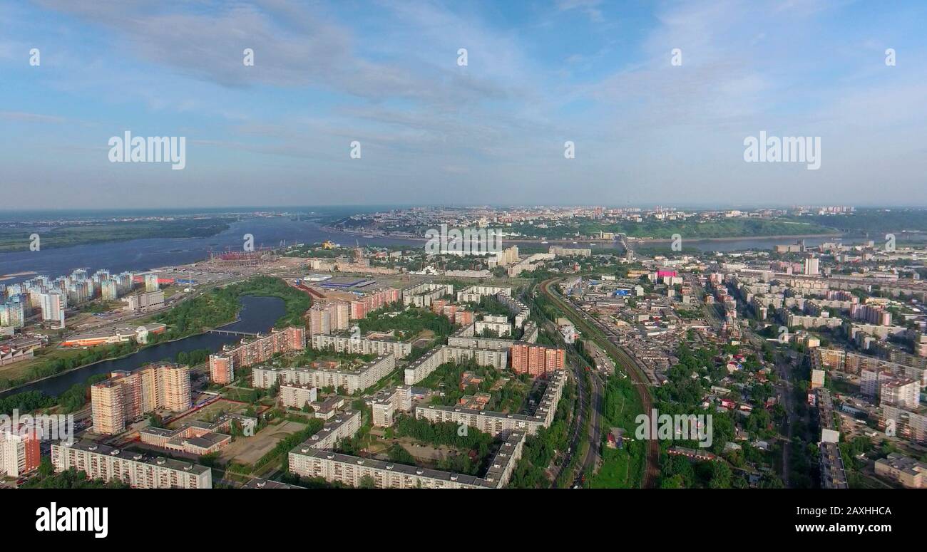 Panorama della città moderna di Nizhny Novgorod. Russia. Altezza 400 metri. Sono visibili i fiumi Volga e Oka, la parte superiore della città. Foto Stock
