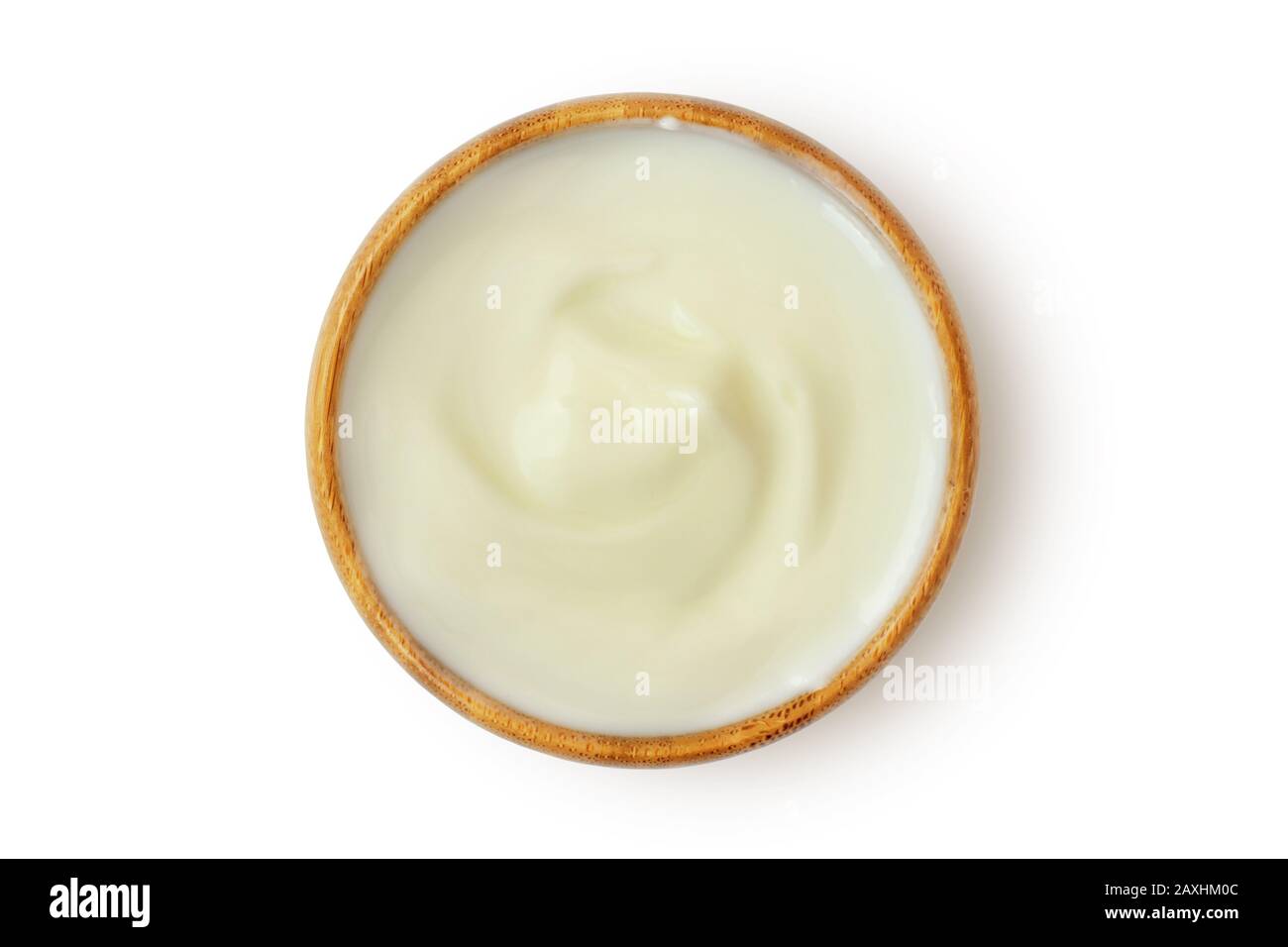 Yogurt in ciotola di legno su sfondo bianco Foto Stock