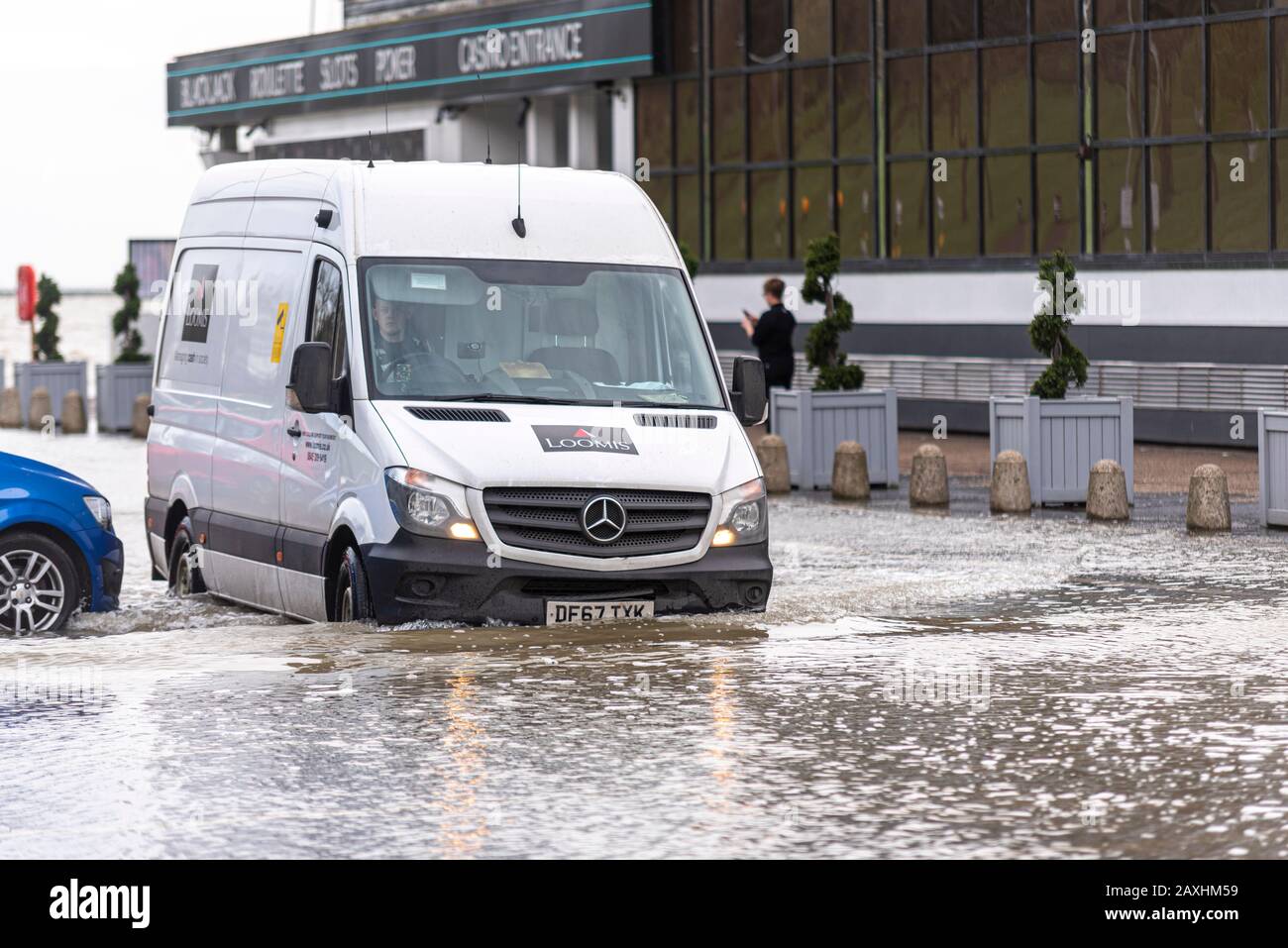 Loomis van in viaggio attraverso le inondazioni al di fuori di Genting Casino durante l'alta marea tempesta in seguito alla tempesta Ciara a Southend on Sea, Essex, UK Foto Stock