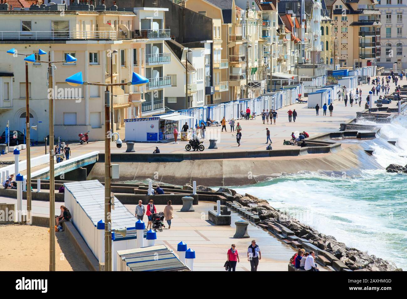 Wimereux (Francia settentrionale): la diga, la spiaggia di alta marea e gli edifici lungo il lungomare Foto Stock